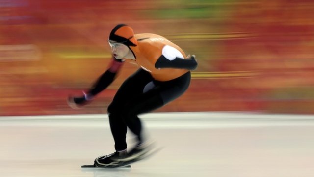 Dutchman Sven Kramer successfully defends his Olympic 5000m speed skating title.